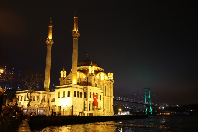 Boğaz köprüleri Pakistan için yeşil-beyaz oldu